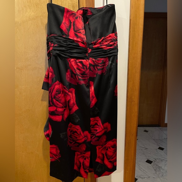 White House Black Market Black and Red roses dress - Picture 3 of 5